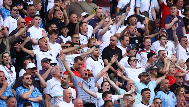 England fans outraged at FIFA for giving 4000 tickets for their first World Cup game - Ảnh 1