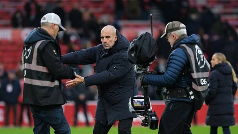 Pep Guardiola fights with cameraman again after Manchester City win - Ảnh 2