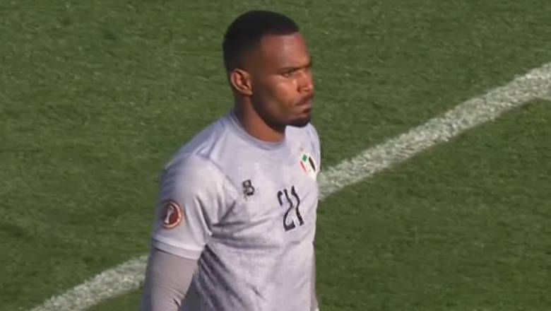 Sudan goalkeeper Monged Elneel collapses on pitch during AFCON match - Ảnh 1