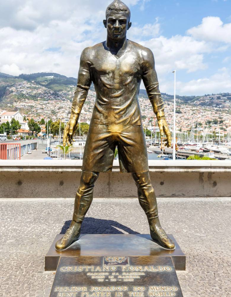 Vandal films self dancing 'freestyle' after torching Cristiano Ronaldo statue - Ảnh 2