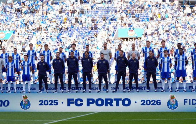 5 football teams that play in blue and white stripes: European fairytale champions, Barca-Real challengers - Ảnh 3