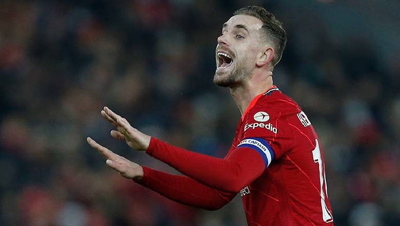 What does the captain do in soccer?  - Ảnh 1