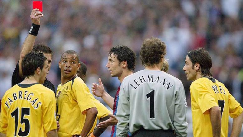 5 goalkeepers with the most red cards: 2 German 'madmen', a brutal Premier League figure - Ảnh 3