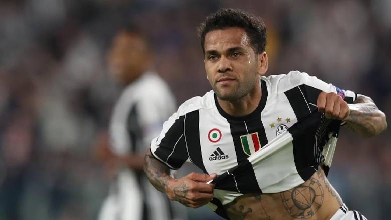 10 famous footballers that have been to prison: Ronaldinho plays behind bars, Bruno Fernandes rocks fans - Ảnh 4